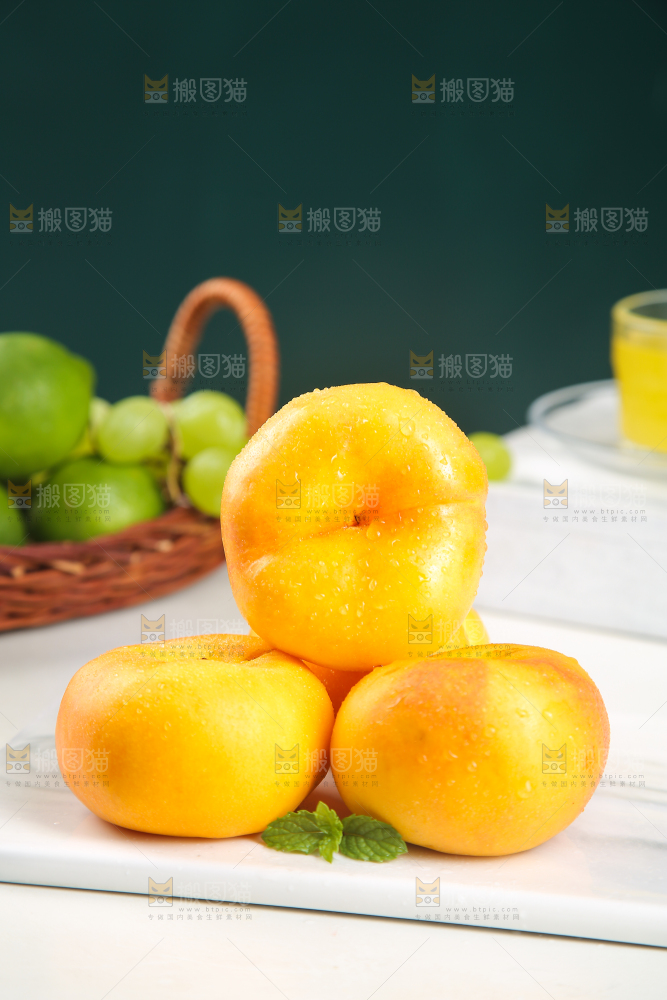 石板上放着黄蟠桃