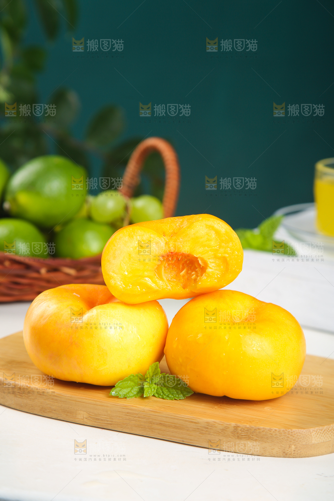 木板上放着黄金油蟠桃