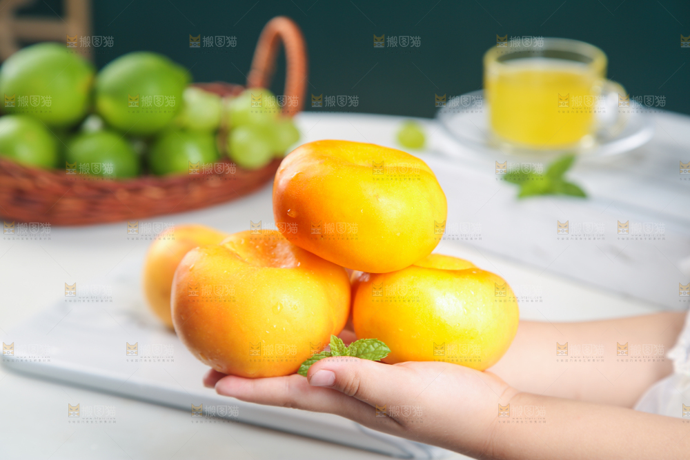 手里捧着的黄蟠桃