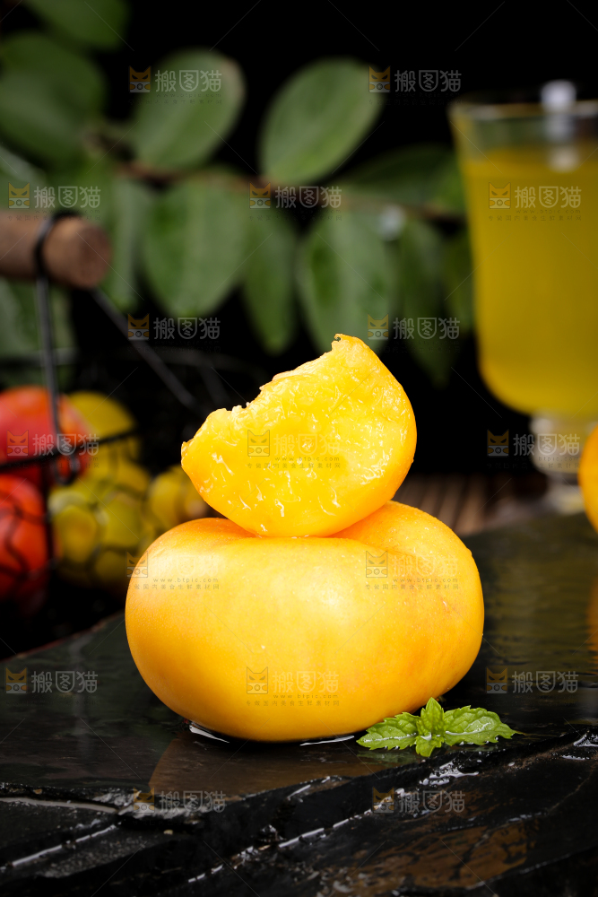 黑底上放着黄油蟠桃