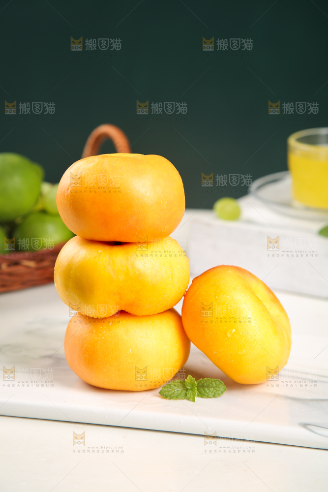 石板上放着黄蟠桃