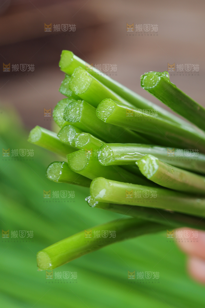 手上拿着韭菜苔