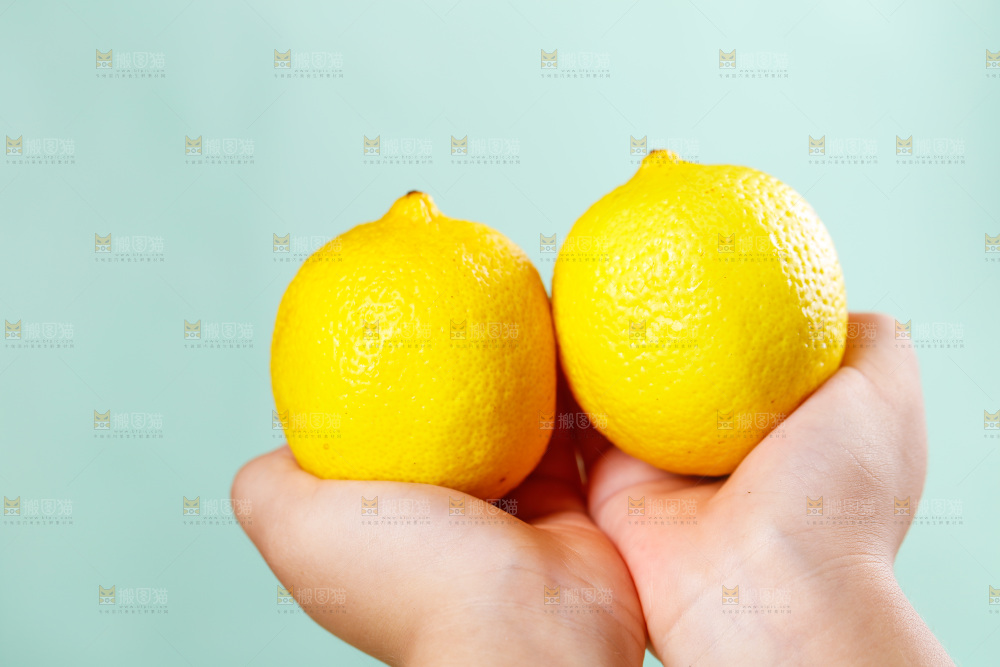 手上拿着黄柠檬