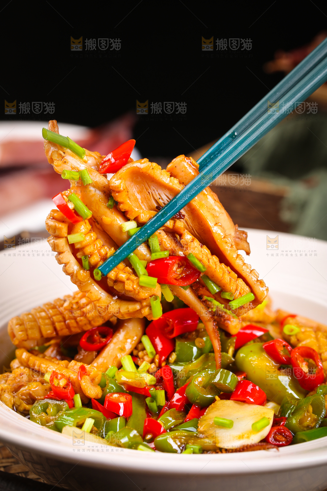 筷子上夹着的香辣鱿鱼