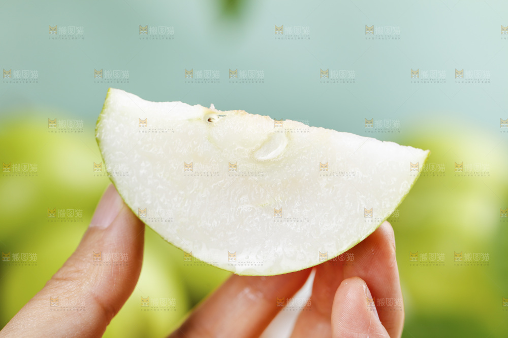 手上拿着切块的早酥梨