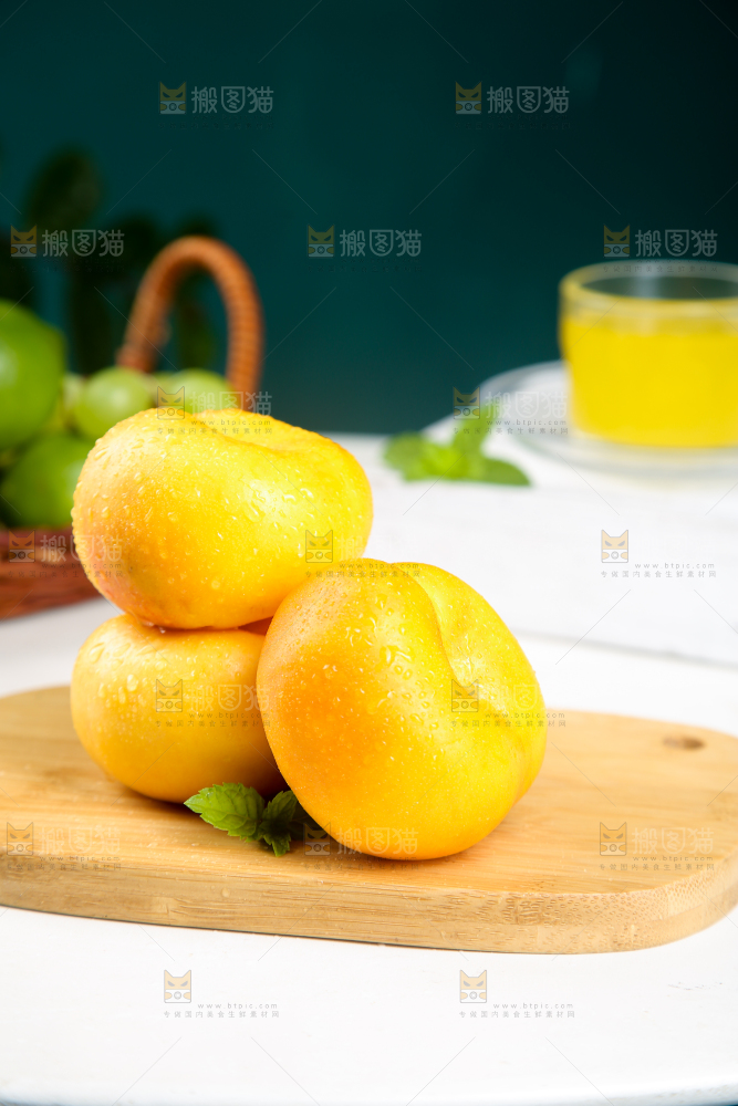 木板上放着山东黄金蟠桃