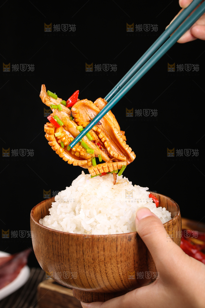 筷子上夹着的香辣鱿鱼