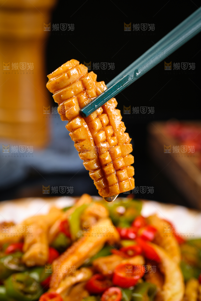 筷子上夹着的香辣鱿鱼