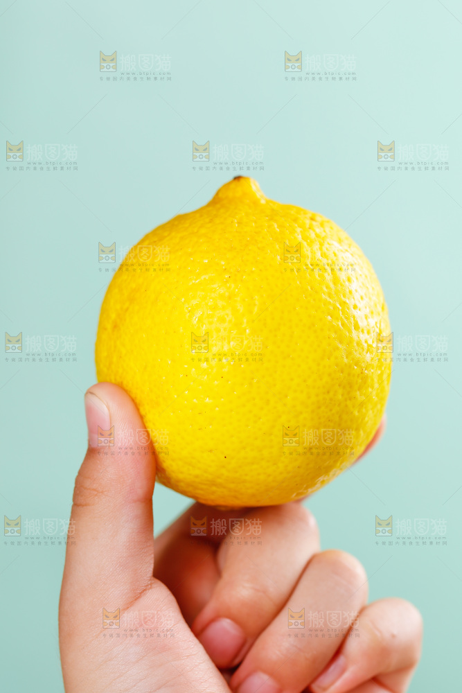 手上拿着黄柠檬