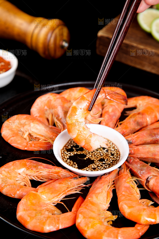 筷子上夹着白灼对虾