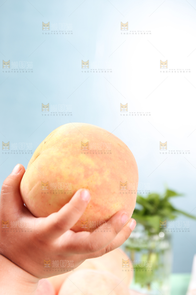 手上捧着阳山水蜜桃