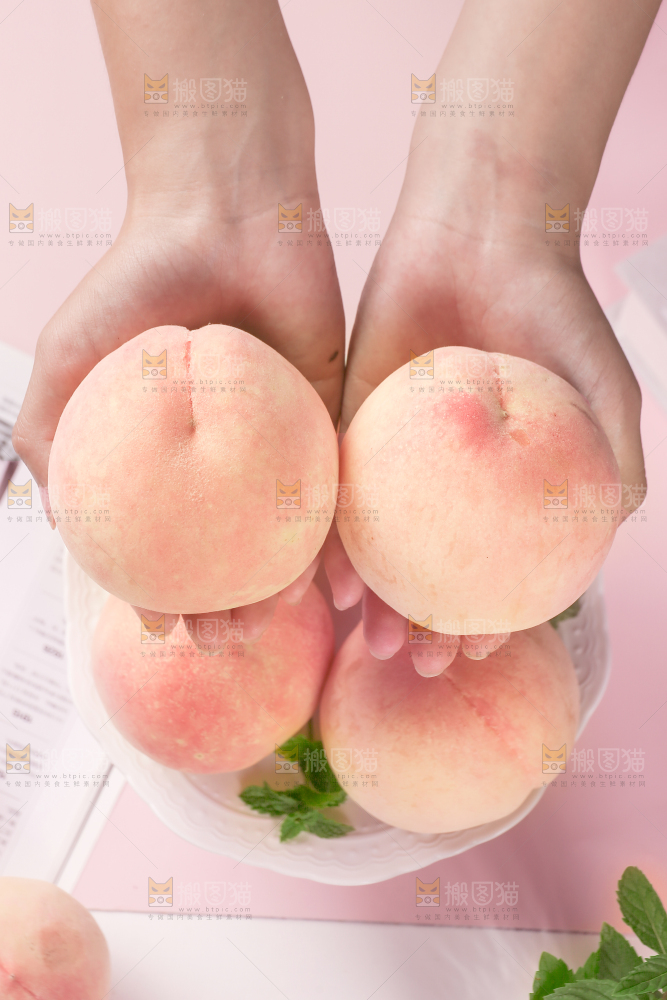 手上拿着水蜜桃