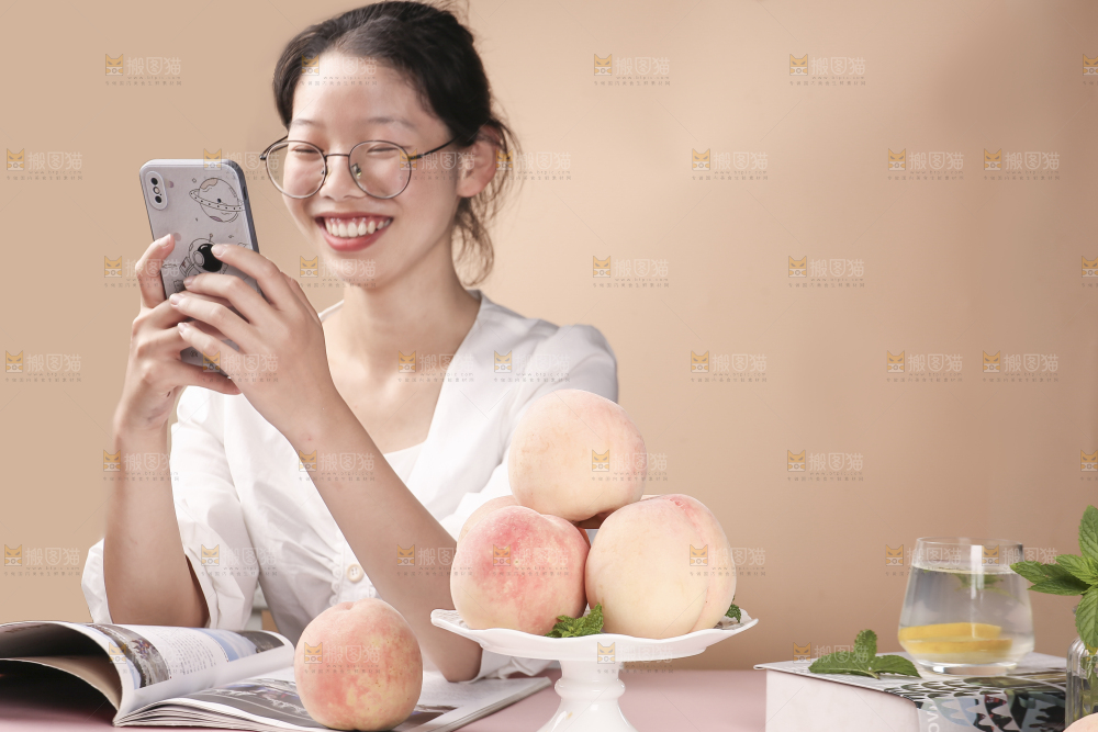 女孩边上放着一盘水蜜桃