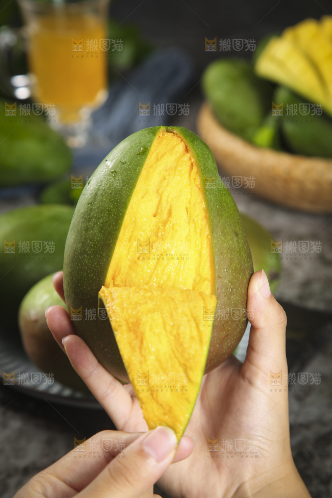 手上正在剥皮的凯特芒