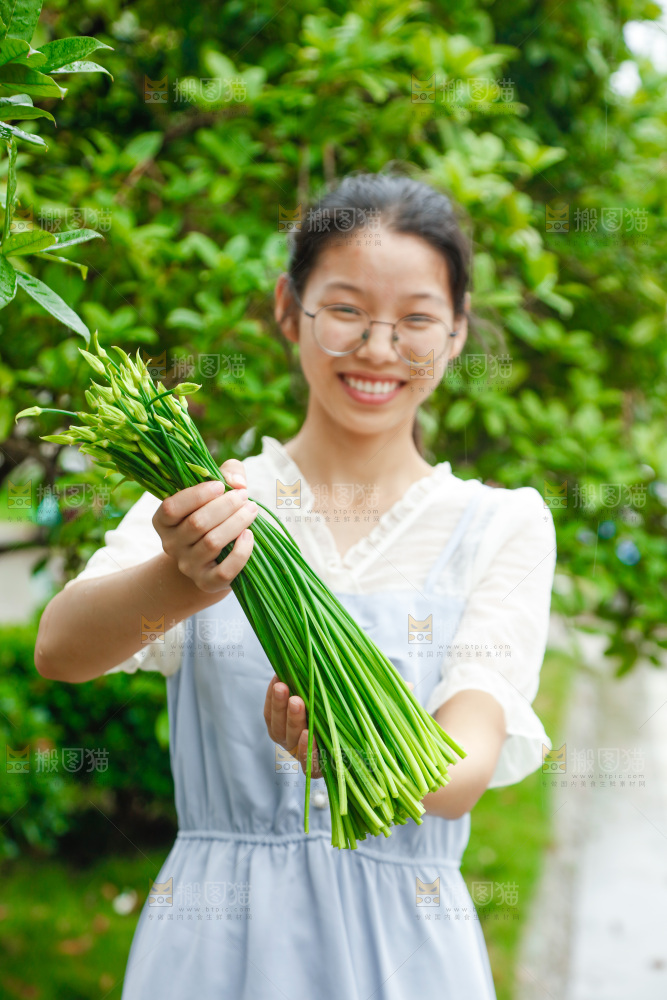 女孩手上拿着的韭苔