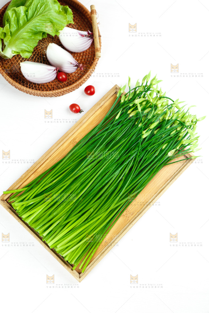 木板上放着韭菜苔