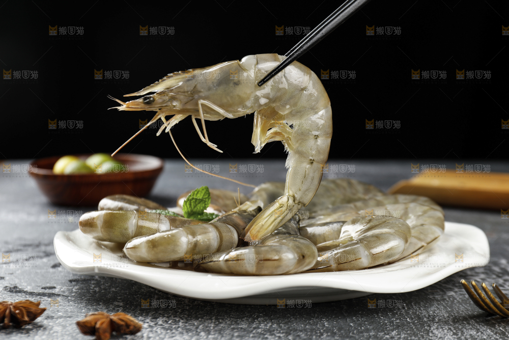 筷子上夹着大虾