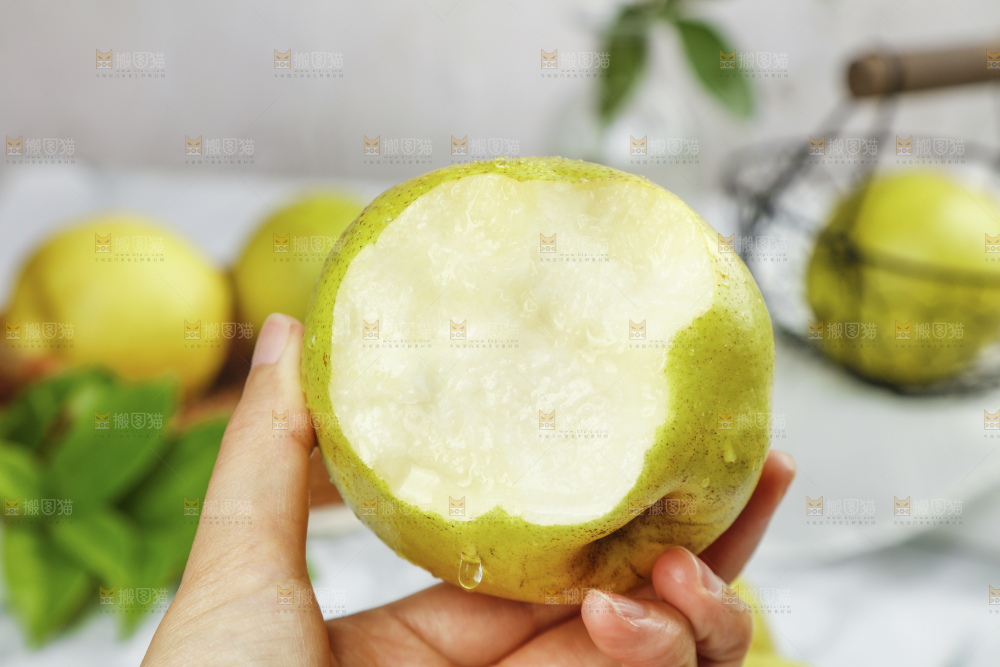 手上拿着的玉露香梨