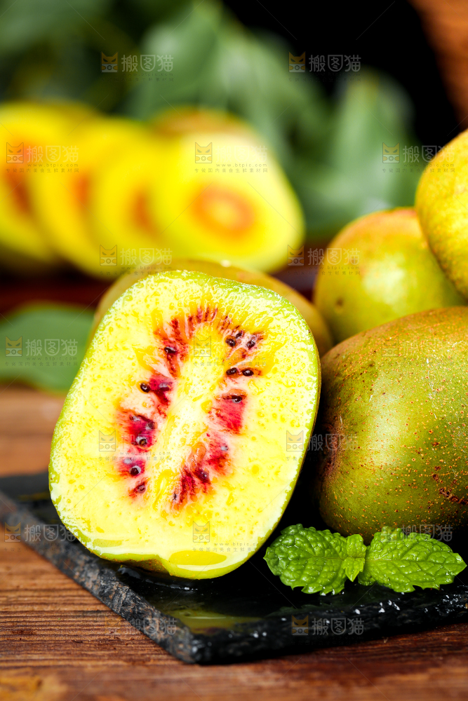 木底上放着新鲜奇异果