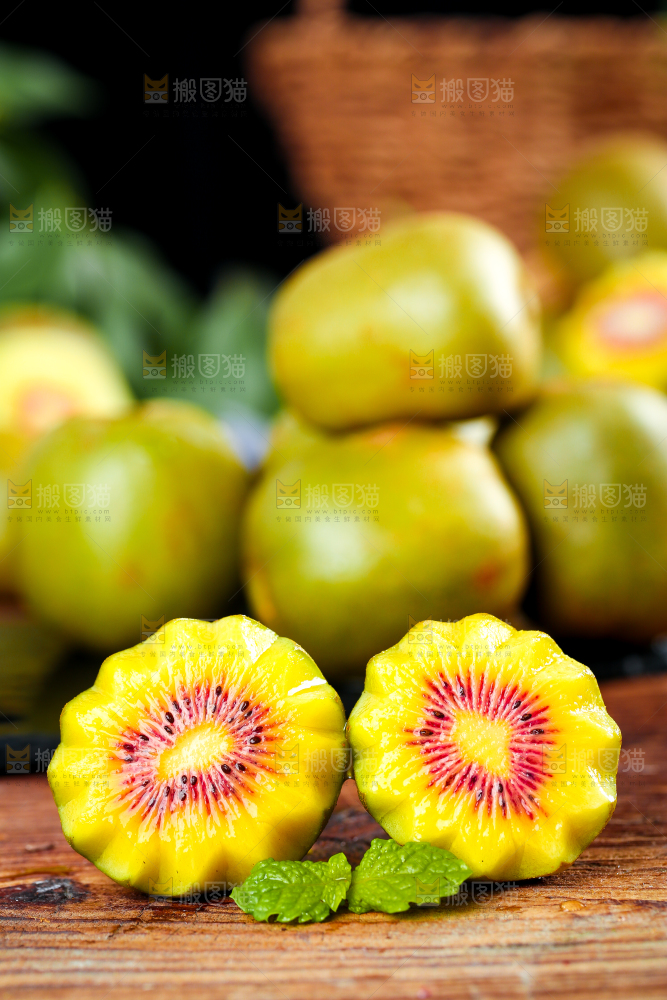 木底上放着新鲜奇异果