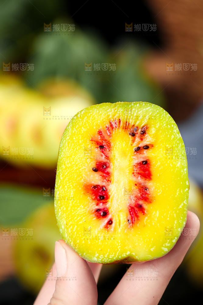 木底上放着新鲜奇异果
