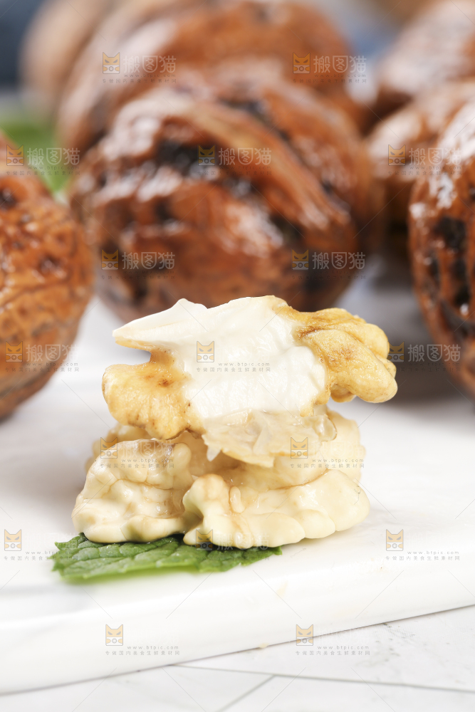 浅底上的嫩核桃肉