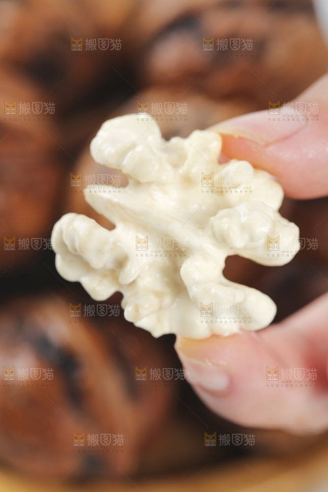手拿着新鲜核桃肉