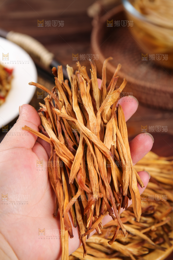 手拿着干黄花