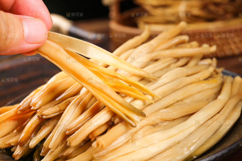 手拿着黄花菜