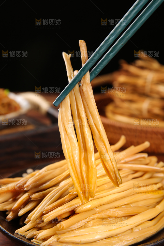 筷子上夹着黄花菜