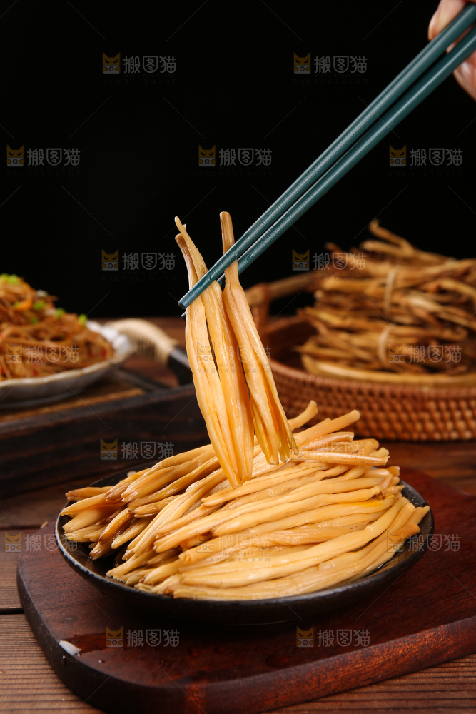 筷子上夹着黄花菜