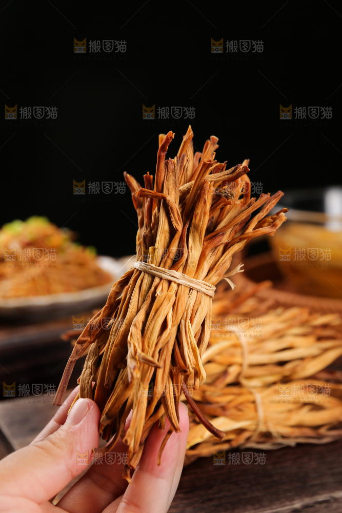 手拿着黄花菜干