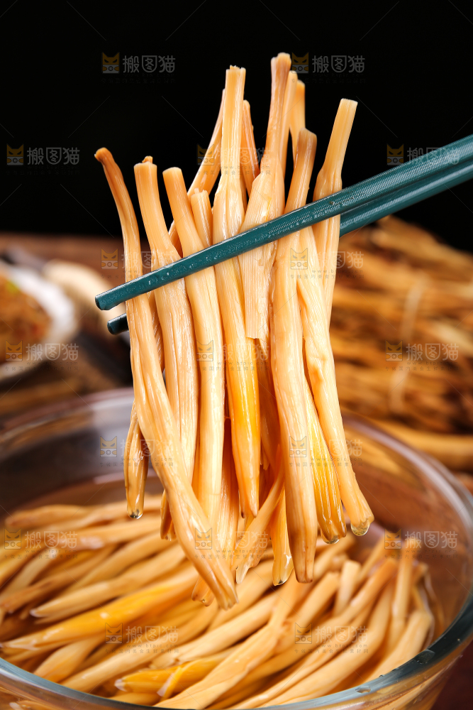 筷子上夹着黄花菜