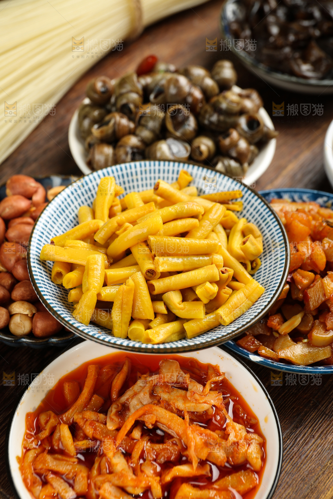 盘子里的酸豆角