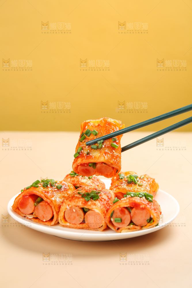 筷子夹着的烤冷面