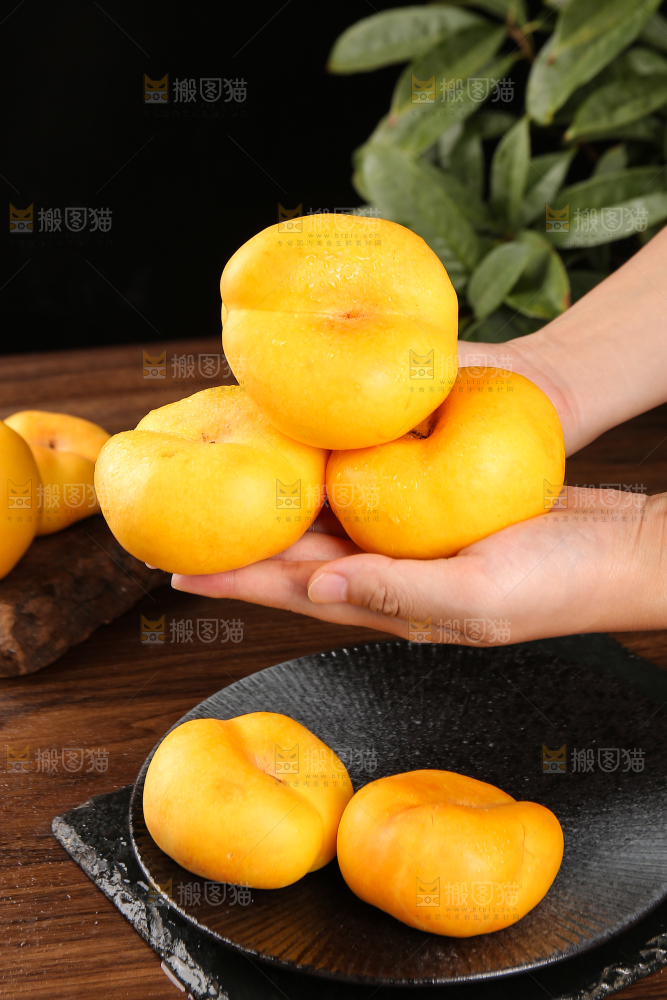 手捧着黄金蟠桃