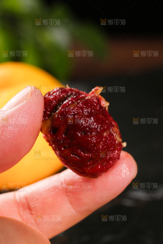 手上拿着黄蟠桃果核