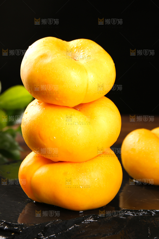 黑石板上的黄蟠桃