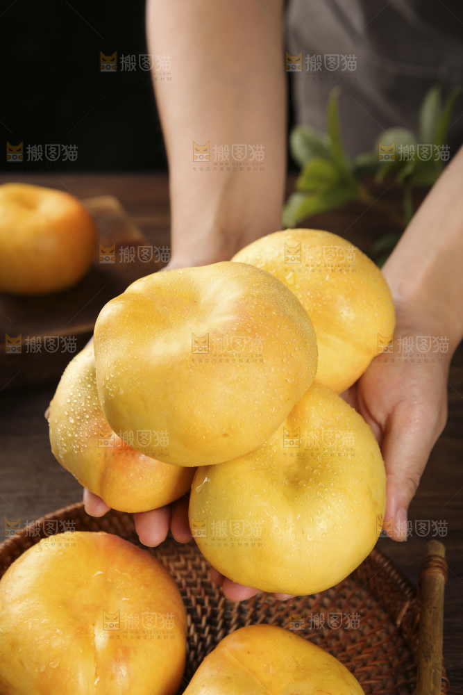 手上捧着黄金油蟠桃