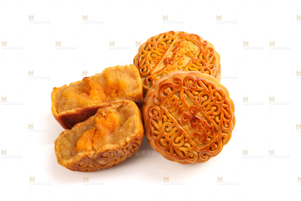 白底上切开的蛋黄月饼