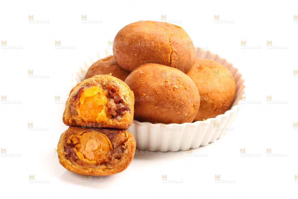 白底盘子里的火腿蛋黄月饼