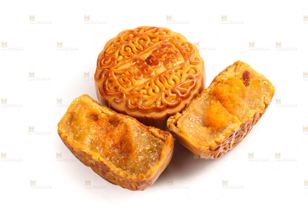 白底上切开的蛋黄月饼