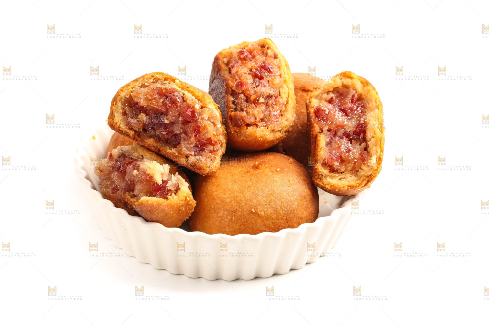 白底上盘子里的火腿月饼