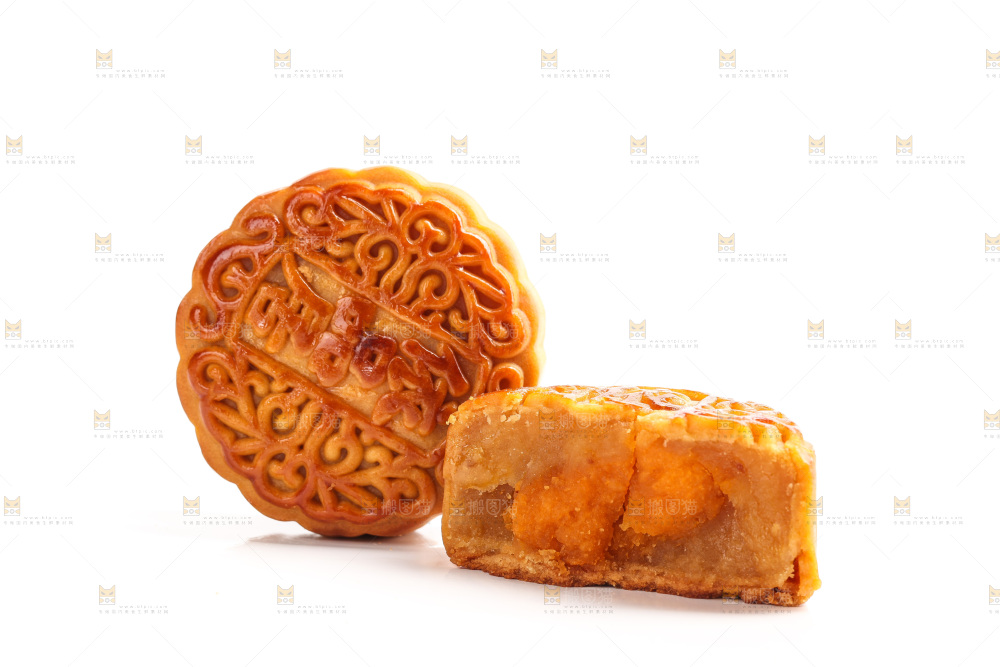 白底上切开的蛋黄月饼