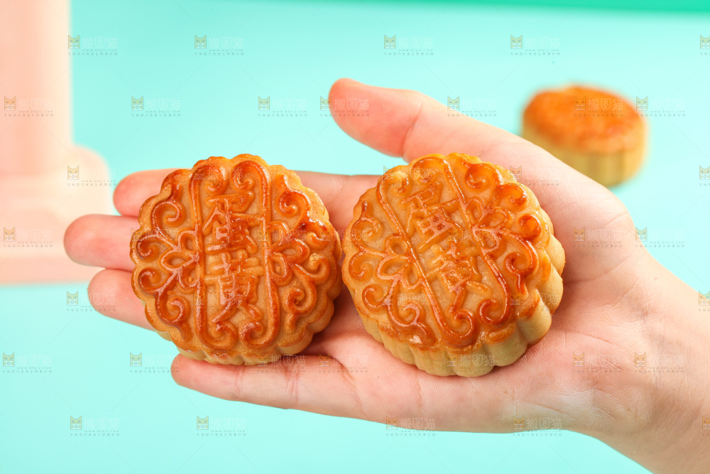 手上放着蛋黄月饼
