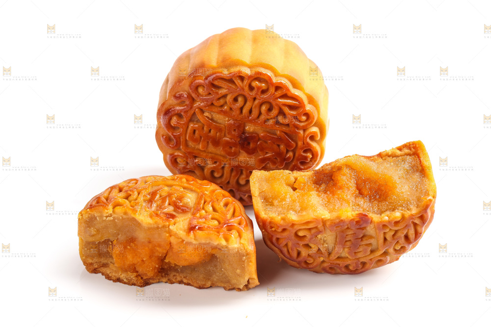 白底上切开的蛋黄月饼