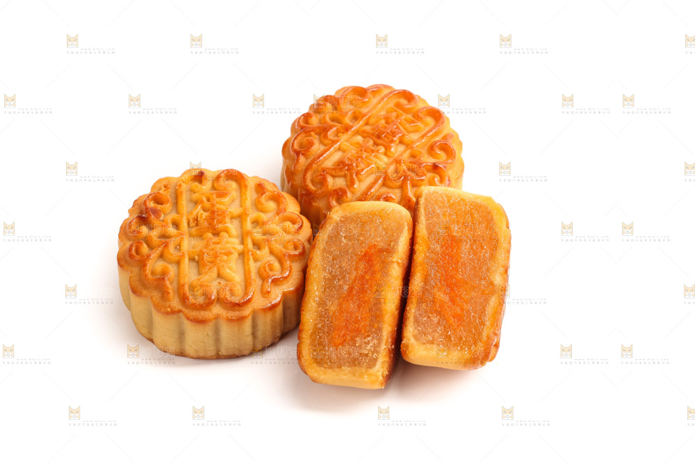 白底上切开的蛋黄月饼