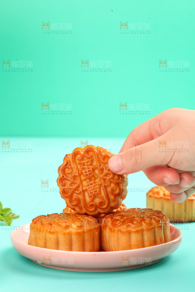 手拿着蛋黄月饼