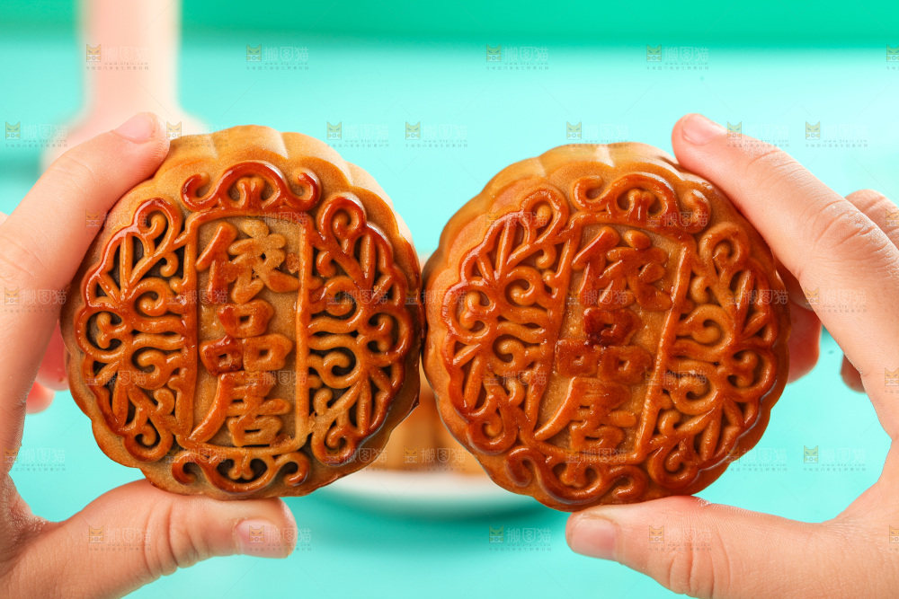 手上拿着蛋黄豆沙月饼