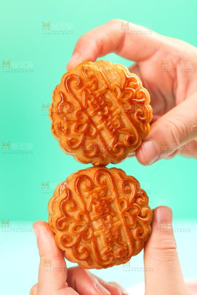 手上拿着蛋黄月饼